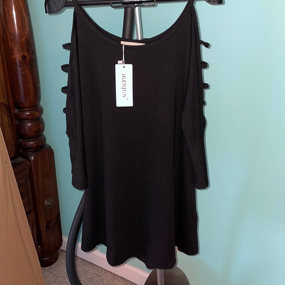 Flattering Women’s top! Size Medium. Color: Black.